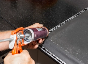 Strong adhesion to metal substrates